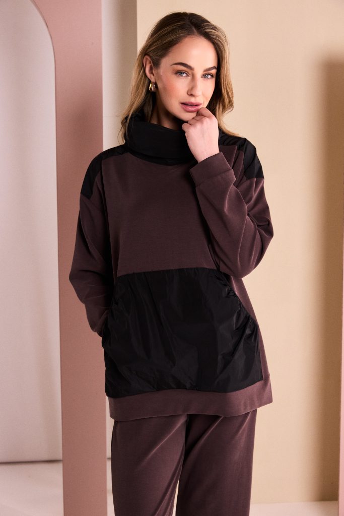 Top With Metal Scrunched Neck in Black/Choko