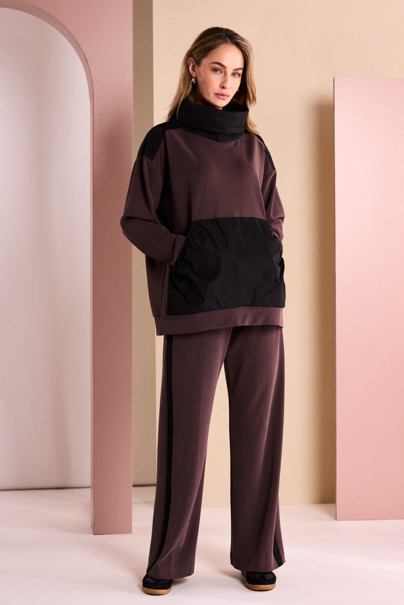 Top With Metal Scrunched Neck in Black/Choko