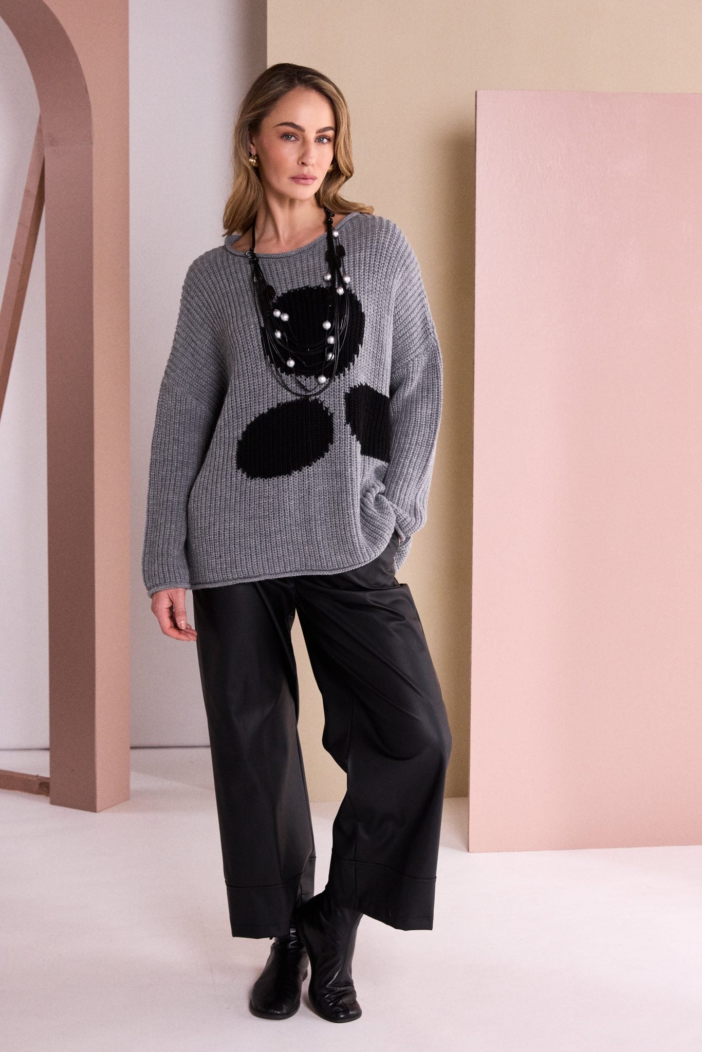 Round Neck Knit With Spot in Grey/Black
