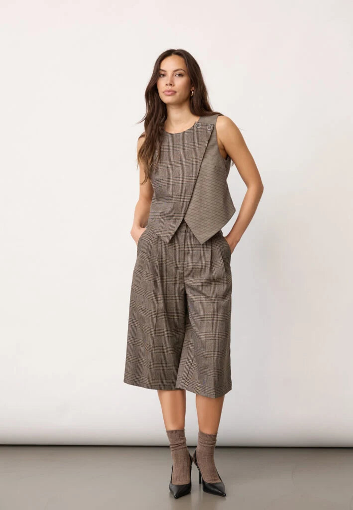 Veyacc Check Wrap Vest in Brown