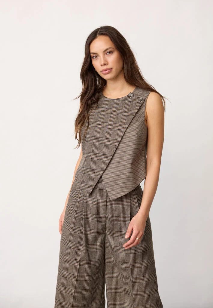Veyacc Check Wrap Vest in Brown
