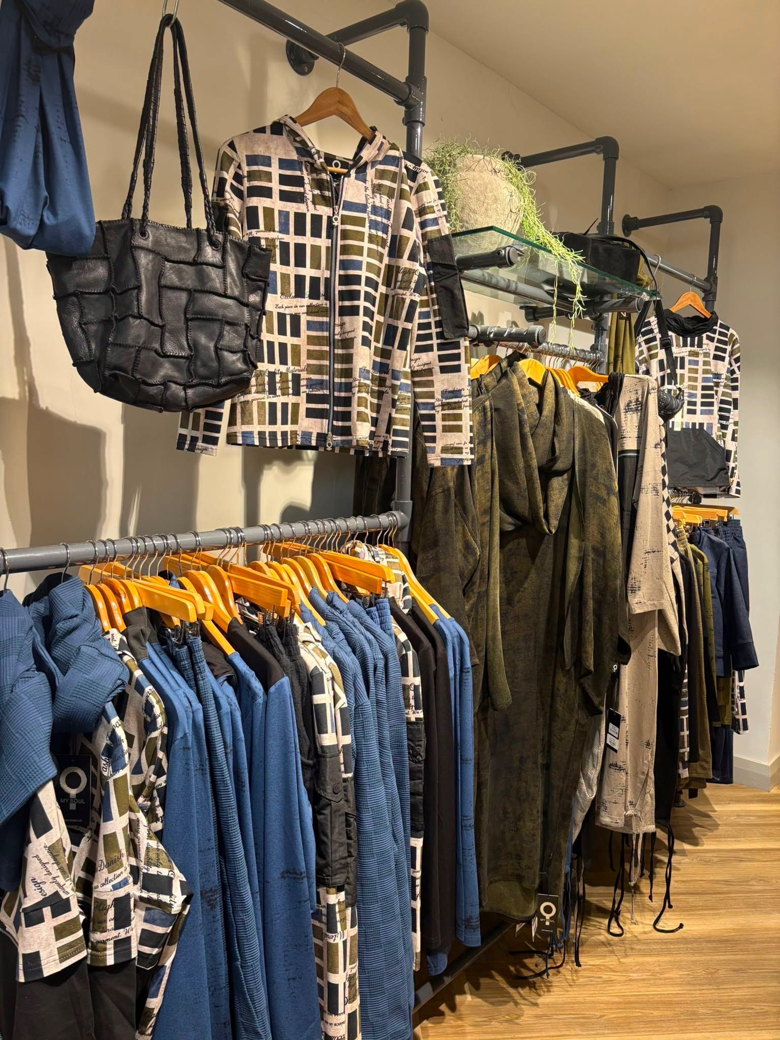 Joli Clothing is a Ladies Clothes Shop / Clothes Boutique situated in Ballyclare and sees customers from Randalstown, Toomebridge, Cookstown, Hillsborough, Ballymoney, Ballynahinch, Newtownards, Holywood, Dungannon and right across all areas of Northern Ireland.