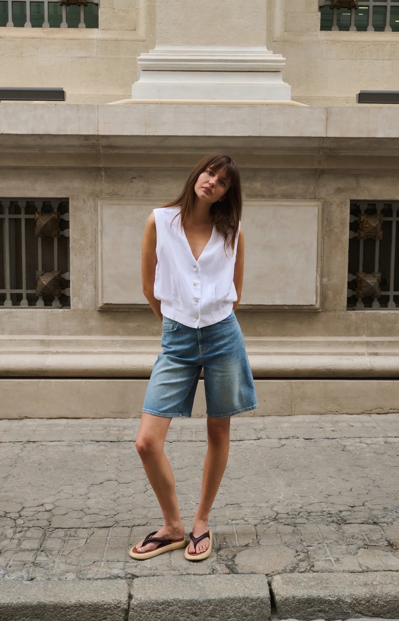Sleeveless Blouse Pleat Details Elastic Hem in Pure White