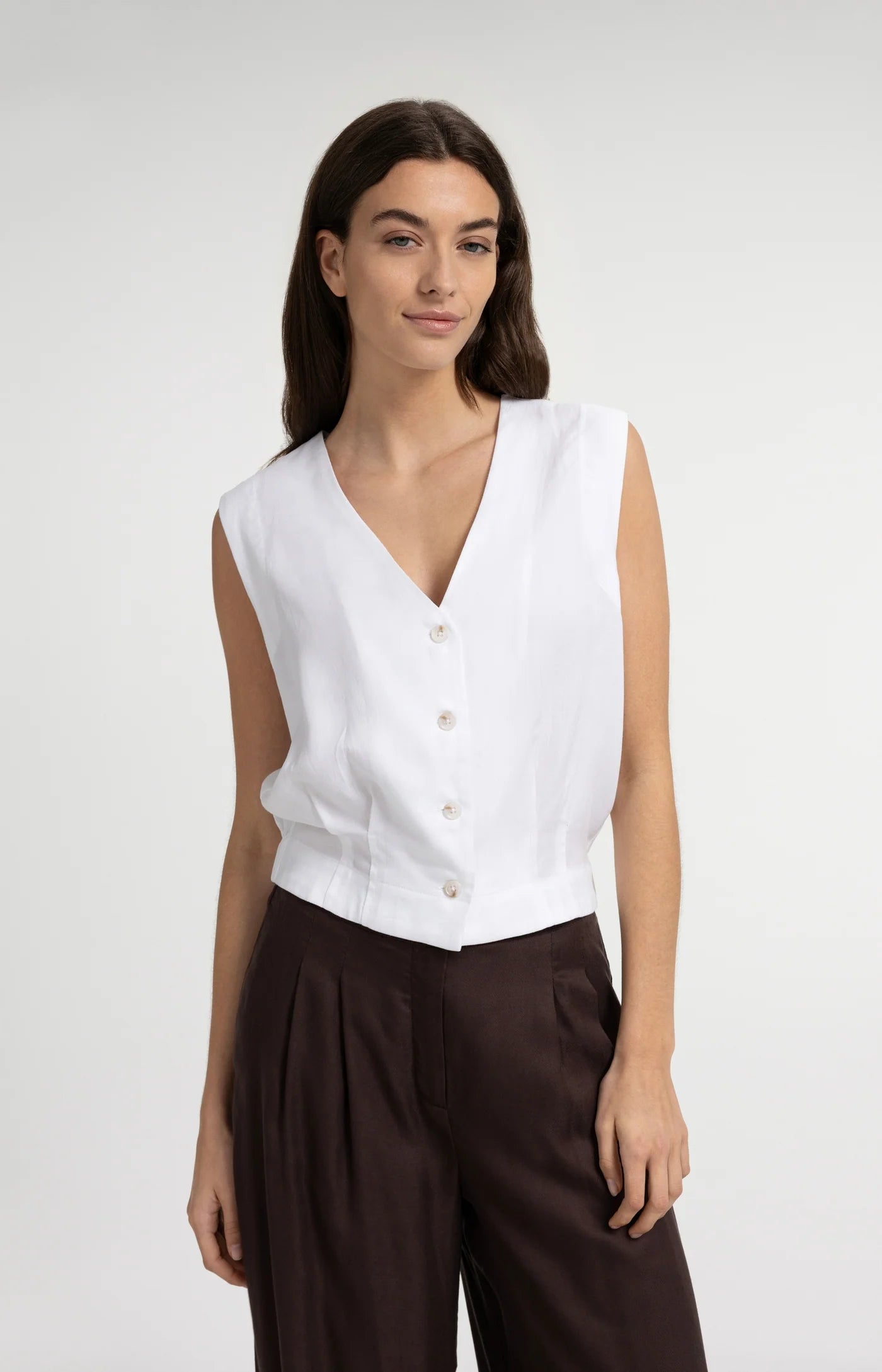 Sleeveless Blouse Pleat Details Elastic Hem in Pure White
