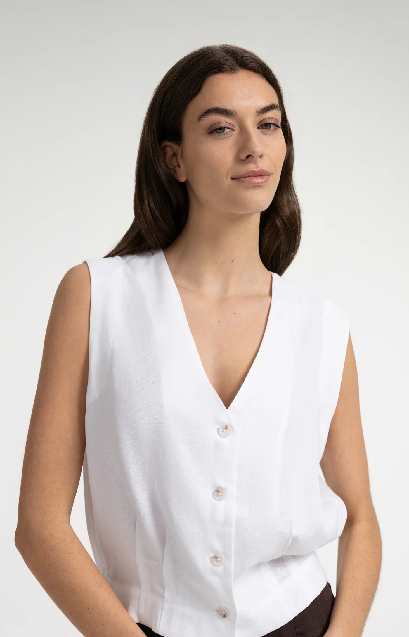 Sleeveless Blouse Pleat Details Elastic Hem in Pure White