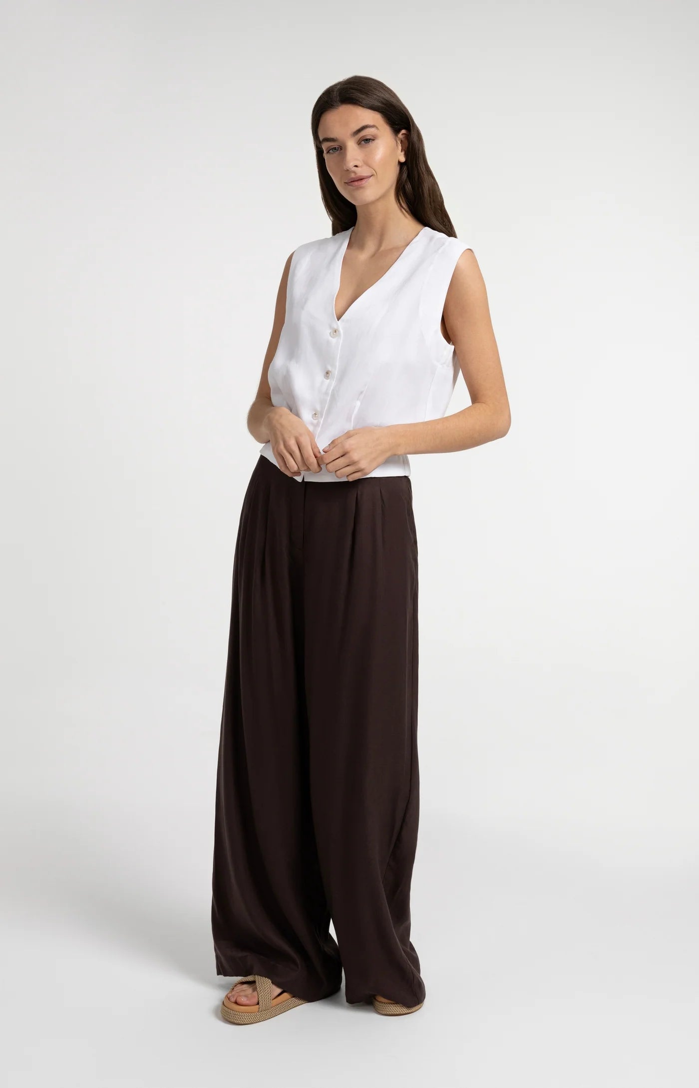 Sleeveless Blouse Pleat Details Elastic Hem in Pure White
