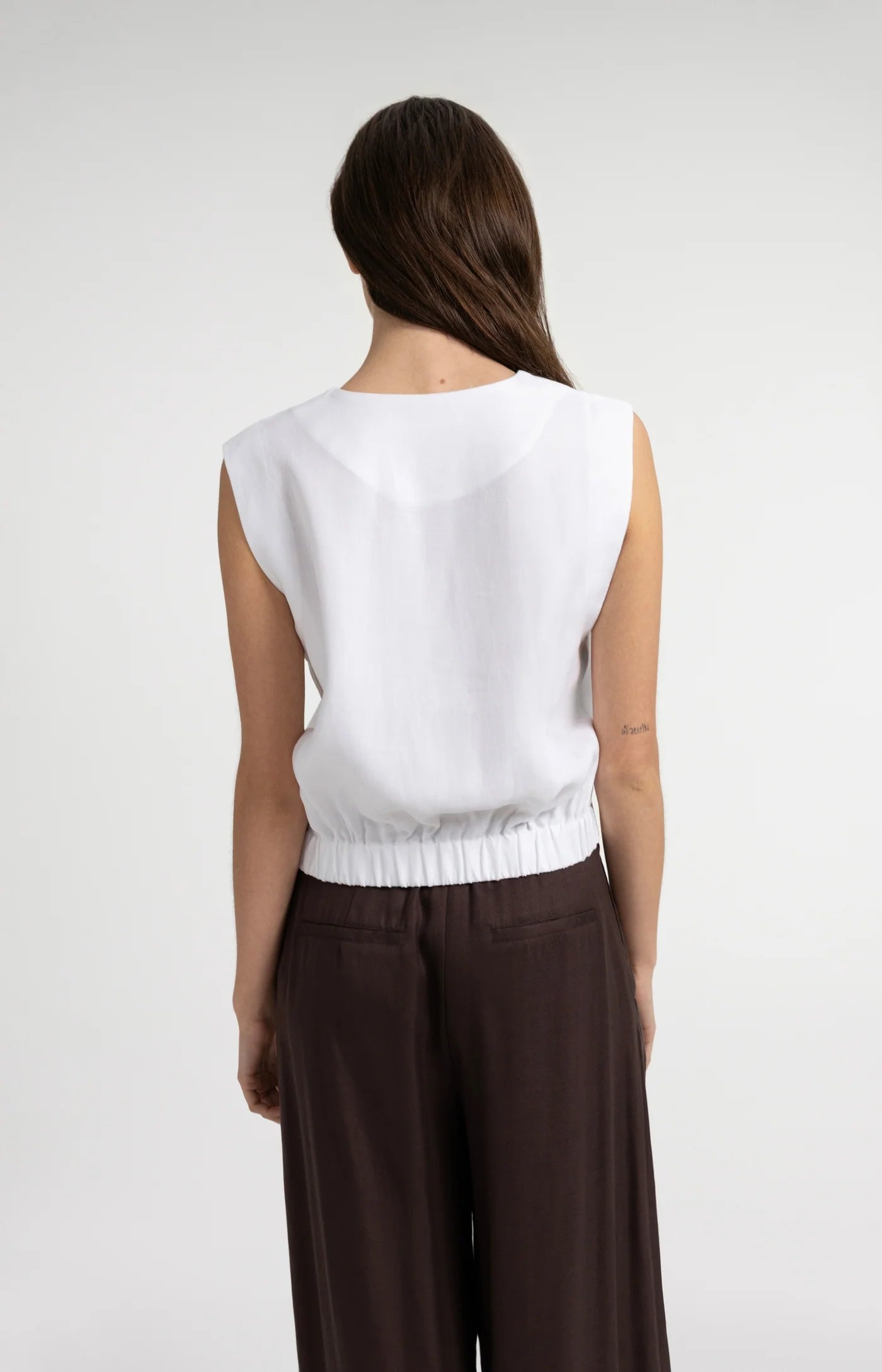Sleeveless Blouse Pleat Details Elastic Hem in Pure White
