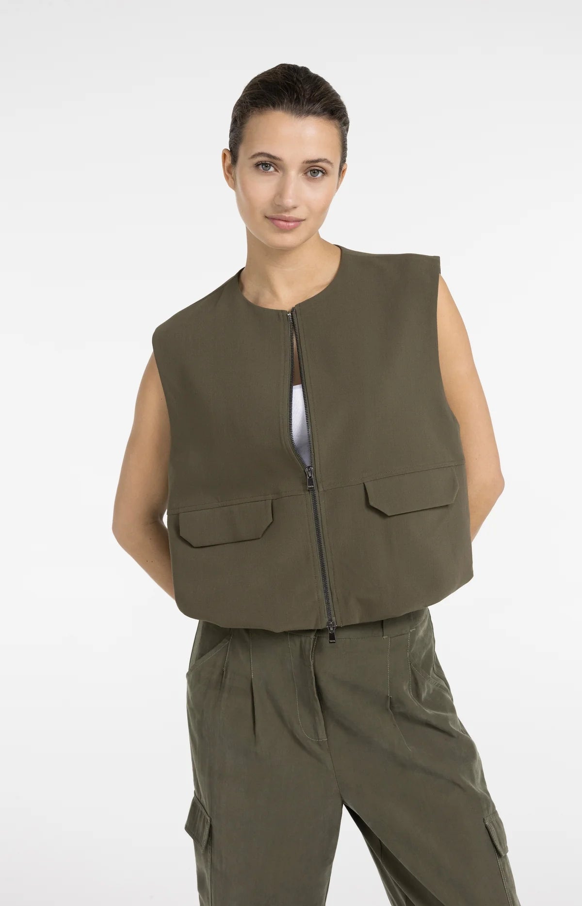 Sleeveless Jacket with Balloon-Shaped Hem in Army Green