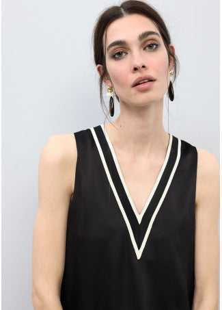 V-neck Chunky Knit Top in Black